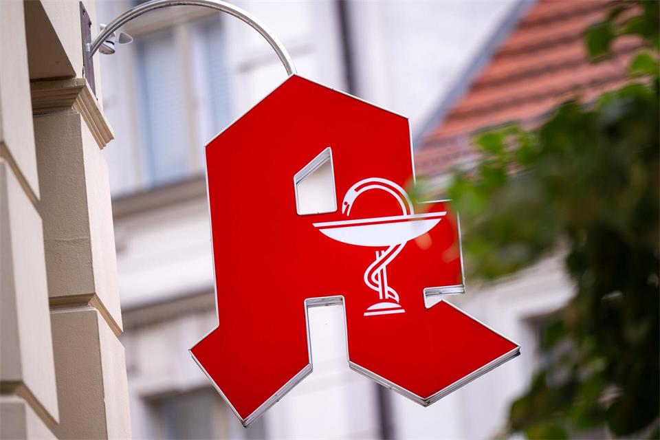 Kann auch Impfen: Einige Gesundheitsdienstleistungen gibt es auch in der Apotheke - oft geht es hier schneller als beim Arzt.Monika Skolimowska/dpa