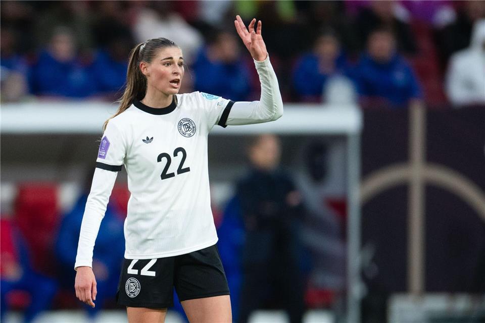 DFB-Frauen glücklich nach „Wahnsinns-Fußballabend“  Kann auch auf der 10 spielen: Jule Brand.Marius Becker/dpa