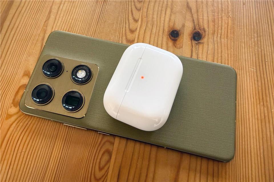 Kann auch zurückladen: Mit dem Signature kann man seine Ohrstöpsel drahtlos wieder aufladen, wenn gerade kein Ladegerät zur Hand ist.Till Simon Nagel/dpa-tmn