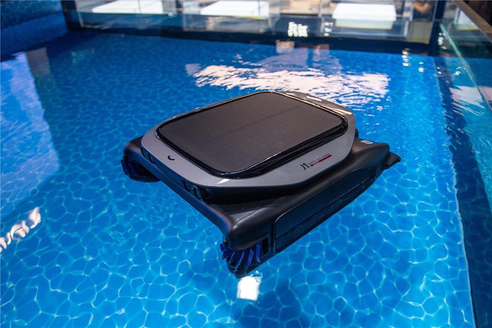 Kann bei der regelmäßigen Pflege ein fleißiger Helfer sein, ersetzt meist aber nicht die manuelle Grundreinigung: der Roboter für den Pool. picture alliance / dpa-tmn