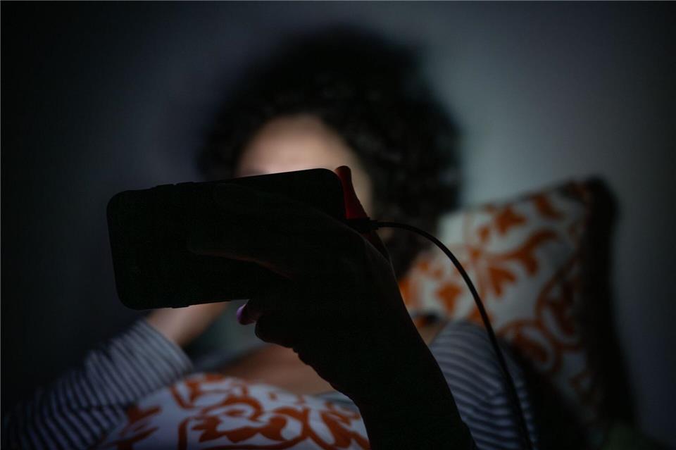 Kann das Einschlafen erschweren: übermäßige Smartphone-Nutzung im Bett.picture alliance/dpa