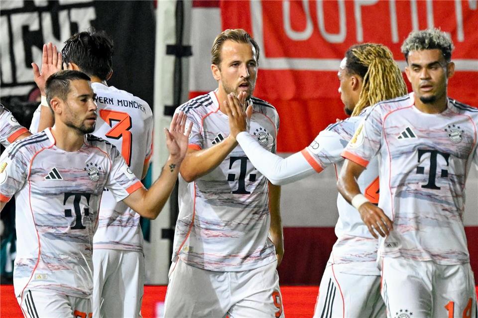 Kann die Bayern-Offensive um Harry Kane (Mitte) gegen den HSV mal wieder jubeln?Uwe Anspach/dpa