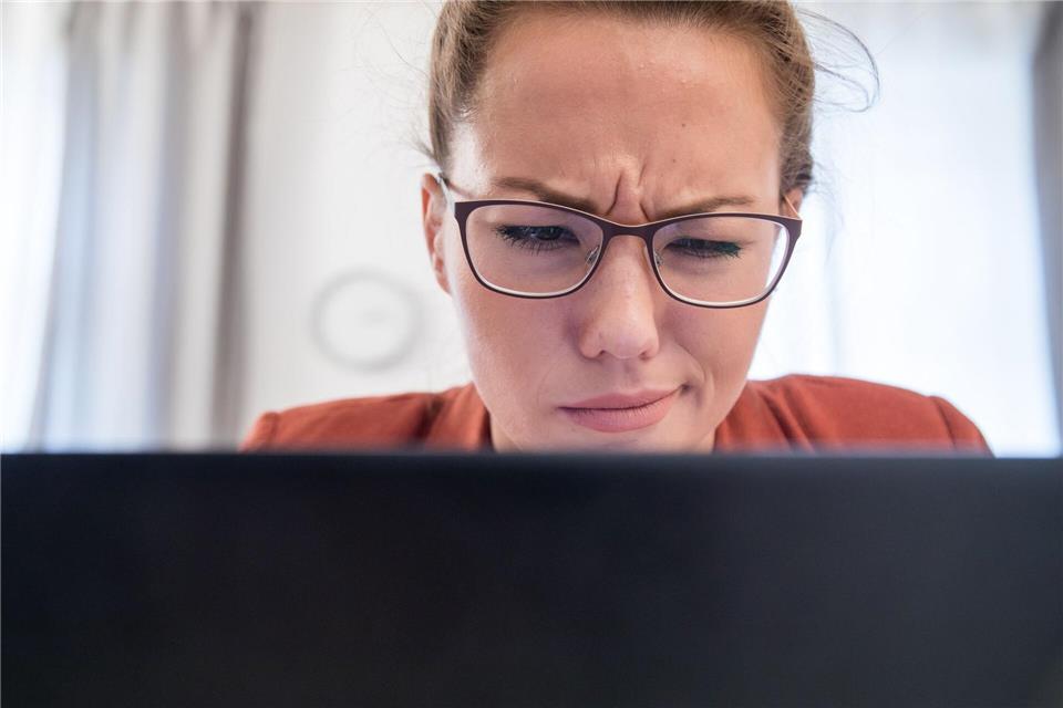 Kann diese Mail echt sein? Mit etwas Ruhe erkennt man meist schon die Warnsignale, die auf eine Phishing-Mail hindeuten.Christin Klose/dpa-tmn