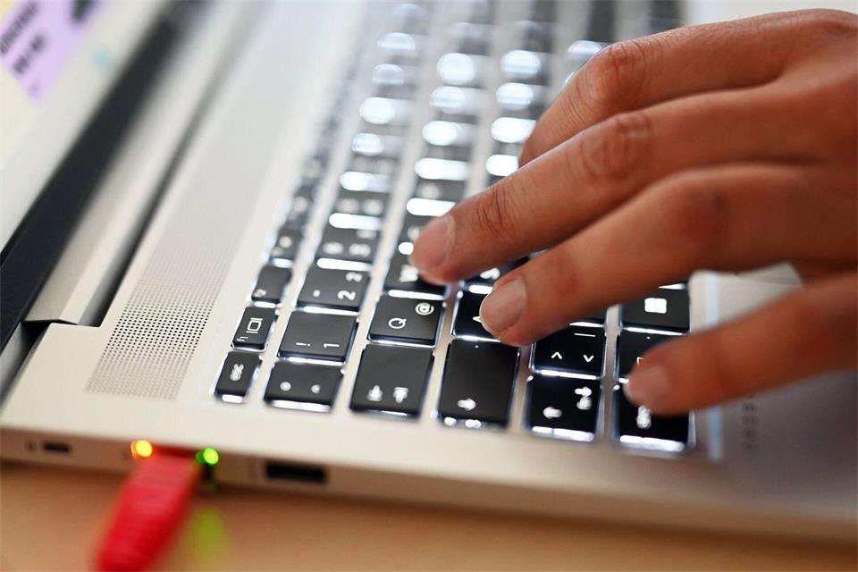 Kann ein Hackathon alte Mordfälle knacken? Experten aus Medizin, IT und Psychologie tüfteln in Halle gemeinsam mit Ermittlern an neuen Ansätzen. (Symbolbild)Uli Deck/dpa