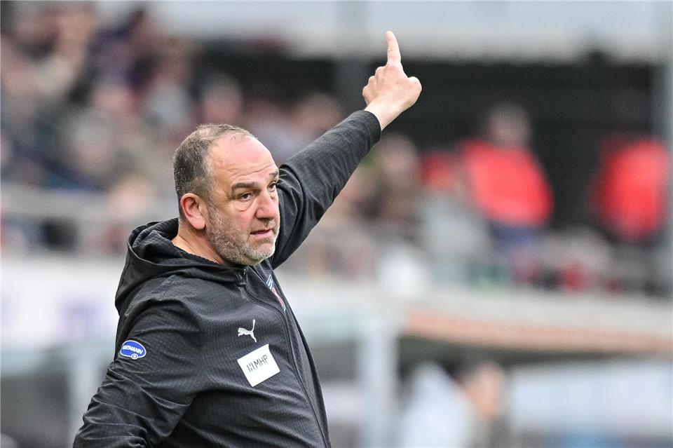 Kann er seinen 1. FC Heidenheim endlich  mal wieder zum Sieg führen? Trainer Frank Schmidt. (Archivbild)Harry Langer/dpa