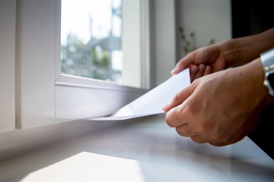 Kann erste Hinweise geben, ob ein Fenster dicht ist: der Papiertest. picture alliance/dpa/dpa-tmn