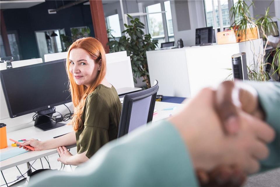 Kann ich das auch schaffen? Neid kann im Arbeitsleben als Ansporn dienen.picture alliance / dpa-tmn