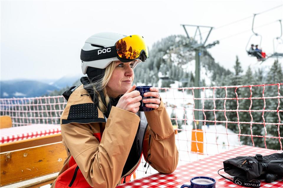 Kann ich noch oder täte mir nun eine Pause gut? Im Skiurlaub ist es eine gute Idee, regelmäßig nachzuspüren, wie es dem Körper mit der Belastung geht. picture alliance / dpa-tmn