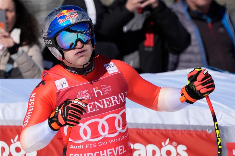 Kann im Ziel erleichtert durchpusten: Ski-Ass Odermatt nach der Abfahrt von Courchevel.Giovanni Auletta/AP/dpa