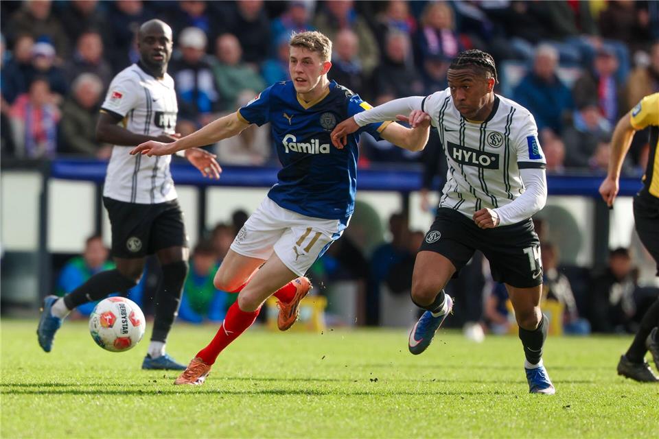 Kann in Bochum nicht für Holstein Kiel spielen: Stürmer Alexander Bernhardsson (M). (Archivbild)Frank Molter/dpa