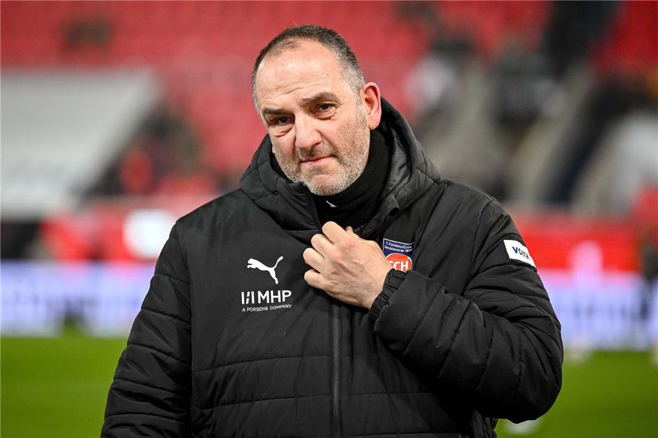 Kann in Wolfsburg die Wende gelingen? Frank Schmidt steht als Tabellenletzter mit Heidenheim enorm unter Druck.Harry Langer/dpa