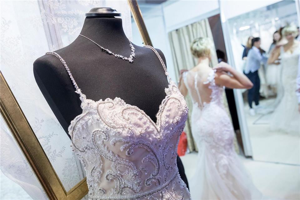 Kann ins Geld gehen: das Kleid für den großen Tag. Florian Schuh/dpa-tmn