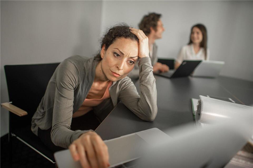 Kann man die Mail so abschicken oder klingt das komisch? Manche Beschäftigte zerbrechen sich über solche Fragen stundenlang den Kopf.picture alliance / dpa Themendienst