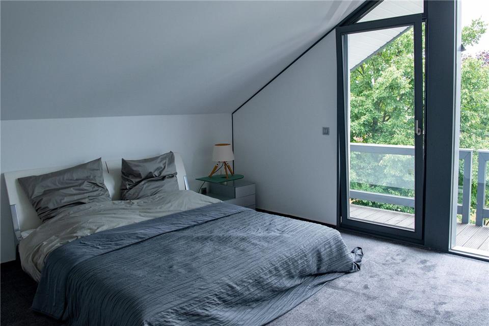 Kann man probieren: Das Schlafzimmer zumindest optisch zum Hotelzimmer machen.picture alliance / dpa Themendienst