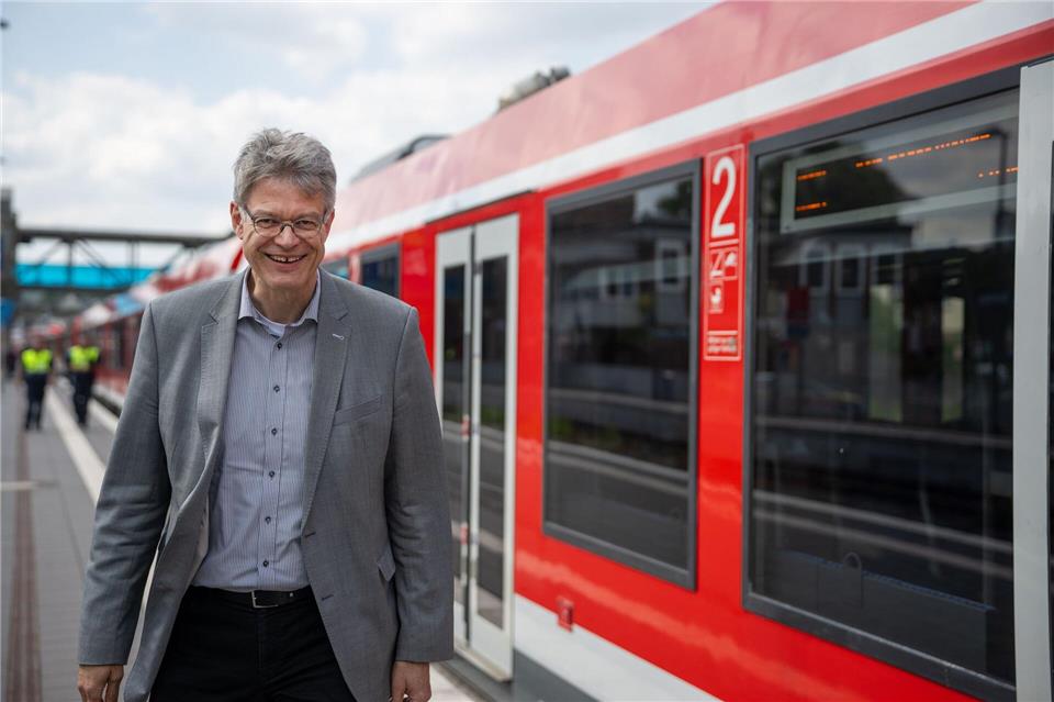 Wer übernimmt bei der Bahn? Ein Kandidat steht bereits fest Kann mit dem Bahnverkehr in Deutschland nicht zufrieden sein: Bundesverkehrsminister Patrick Schnieder (CDU). (Archivbild)Harald Tittel/dpa