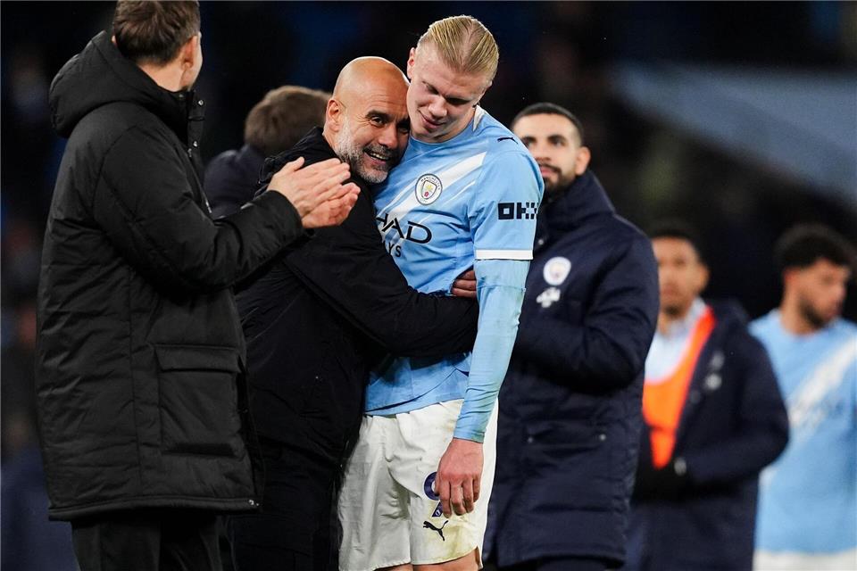 Kann nicht meckern über seinen Stürmerstar: Pep Guardiola (l). (Archivbild) Martin Rickett/PA Wire/dpa