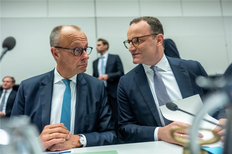 Kann sich Jens Spahn als Chef der Unionsbundestagsfraktion halten? Die CDU in Merz‘ Heimat Brilon fordert seinen Rücktritt. (Archivbild)Michael Kappeler/dpa