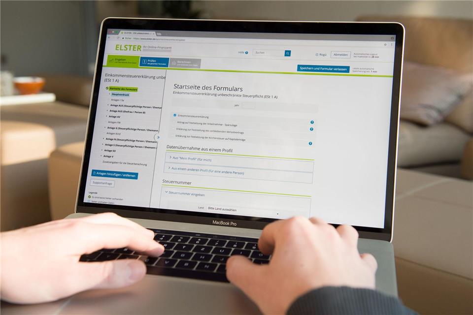Kann sich lohnen: die freiwillige Abgabe einer Steuererklärung.Robert Günther/dpa-tmn