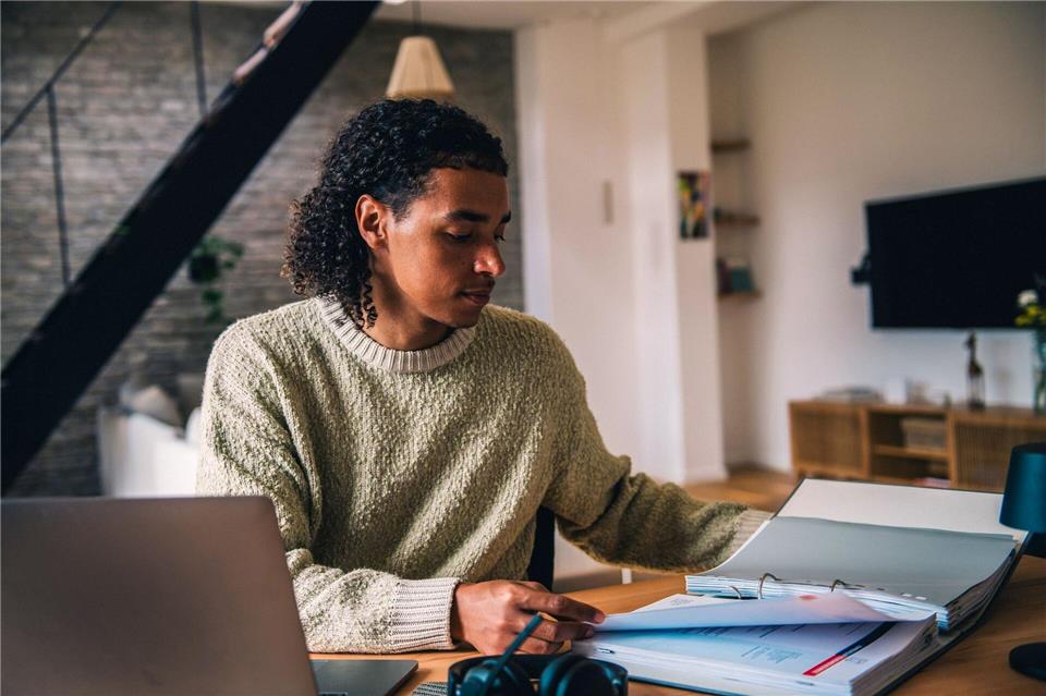 Kann sich schon frühzeitig lohnen: der Blick auf die anstehende Steuererklärung für 2025.Zacharie Scheurer/dpa-tmn