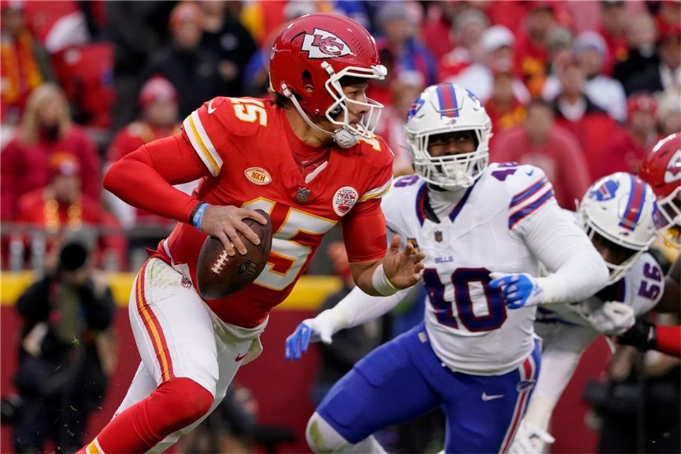 Kansas City Chiefs-Quarterback Patrick Mahomes (15) wird von Buffalo Bills-Linebacker Von Miller (40) verteidigt.