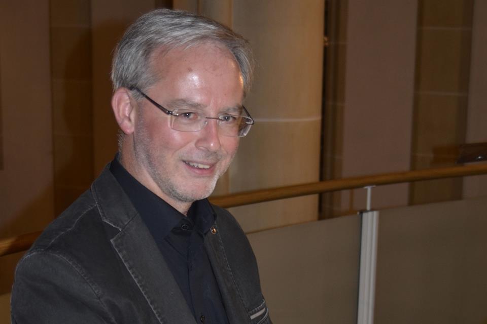 Kantor Thomas König hat auf der Orgel improvisiert.