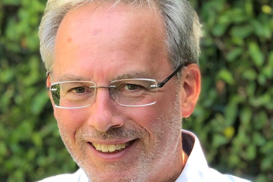 Kantor Thomas König spielt auf der neuen Orgel.