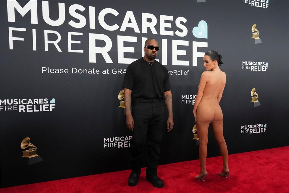 Kanye West und Bianca Censori auf dem roten Teppich.Jordan Strauss/Invision/AP/dpa