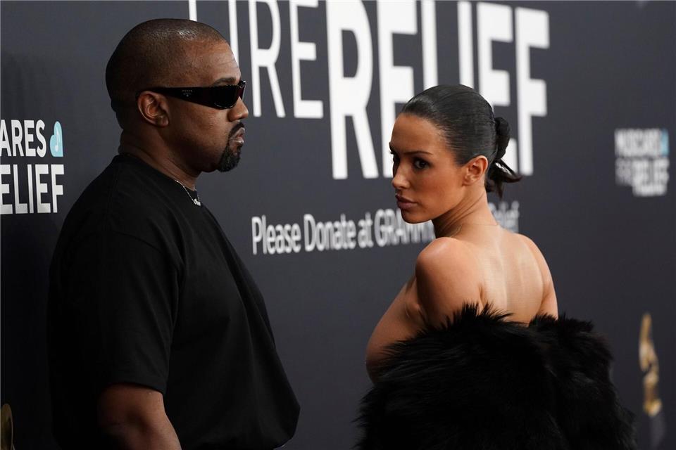Kanye West und Bianca Censori kommen zur 67. Grammy-Verleihung.Jordan Strauss/Invision/AP/dpa