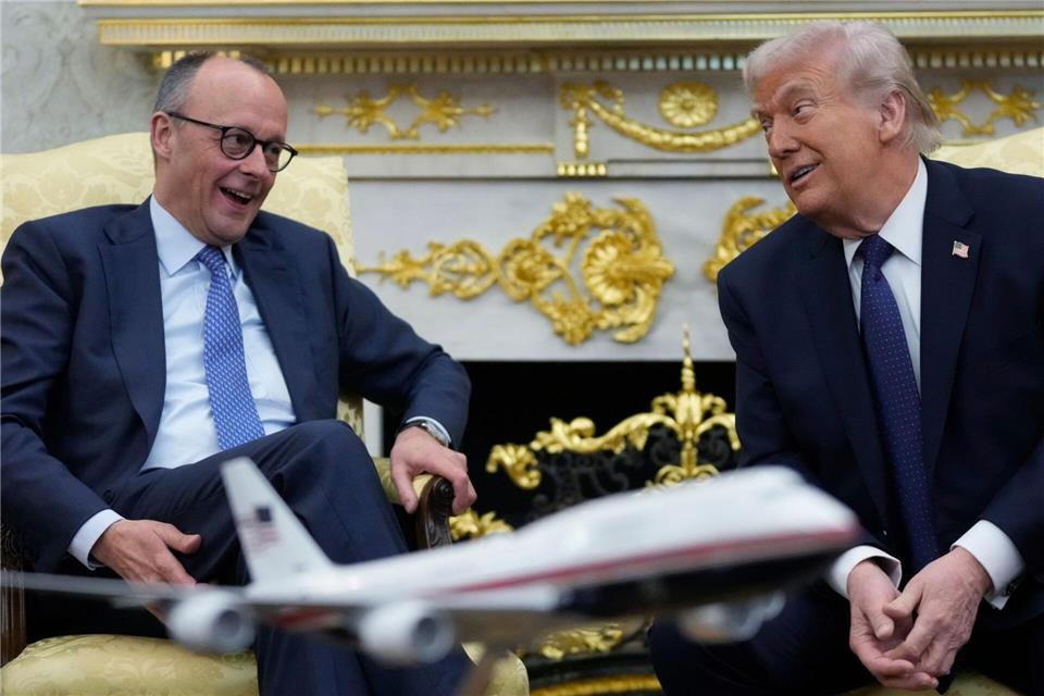 Kanzler Friedrich Merz (CDU) Anfang März zu Gast bei US-Präsident Donald Trump im Oval Office im Weißen Haus. Mark Schiefelbein/AP/dpa