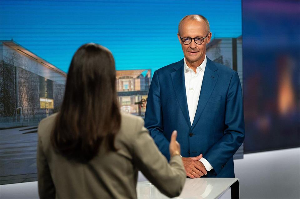 Kanzler Friedrich Merz (CDU) gemeinsam mit RTL-Moderatorin Pinar Atalay.Sebastian Christoph Gollnow/dpa