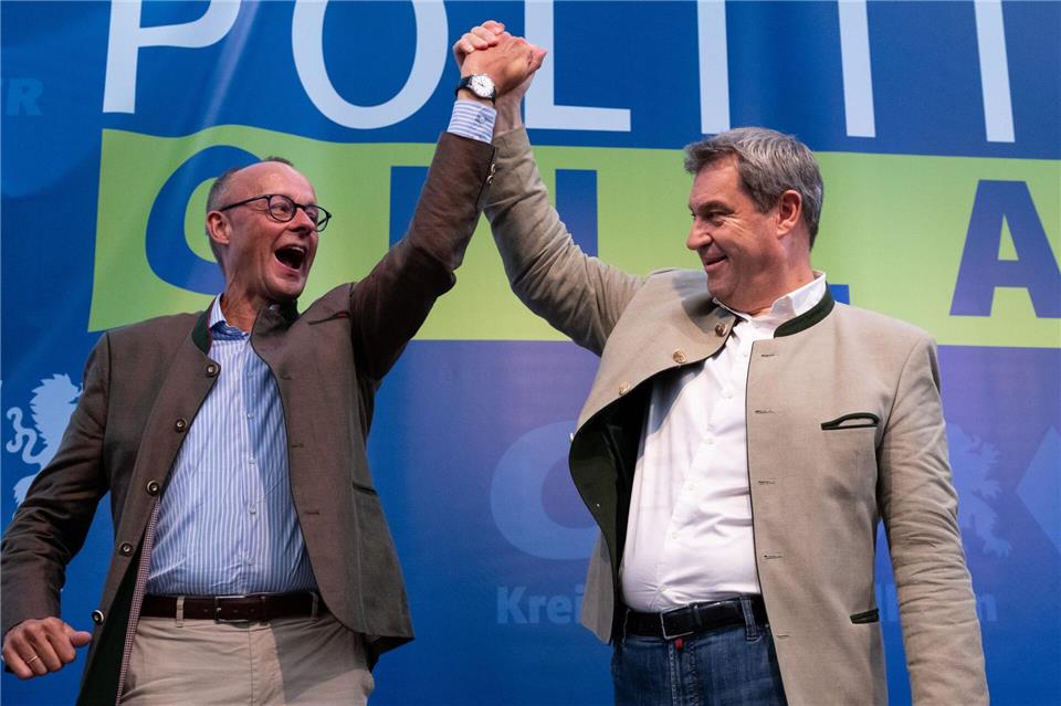 Kanzler Friedrich Merz (CDU, links) und CSU-Chef Markus Söder haben seit dem Regierungswechsel bei der Bundestagswahl im Frühjahr nur wenig Grund zu ausgelassenem Jubel - die Stimmung in Deutschland ist weiterhin eher pessimistisch und die Union kann in Umfragen nicht von ihrer eigenen Regierungsarbeit profitieren. (Archivbild)Sven Hoppe/dpa