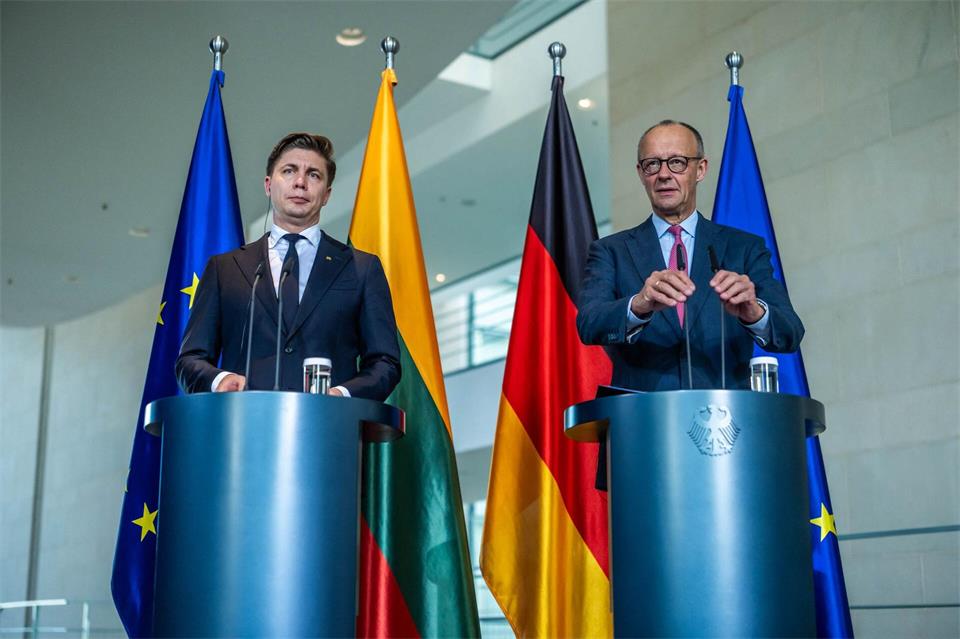 Kanzler Friedrich Merz (CDU, r.) äußert sich bei einer Pressekonferenz mit dem litauischen Ministerpräsidenten Mindaugas Sinkevicius auch zur Bedrohungslage durch Moskau.Michael Kappeler/dpa
