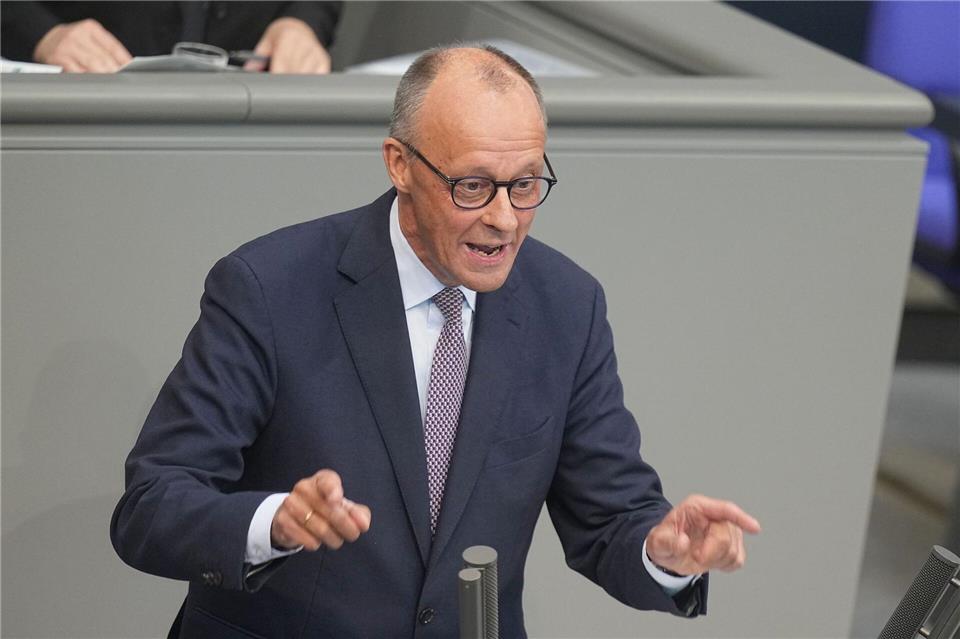 Kanzler Friedrich Merz (CDU) stimmte im Bundestag auf große Reformen ein. (Archivfoto)Michael Kappeler/dpa