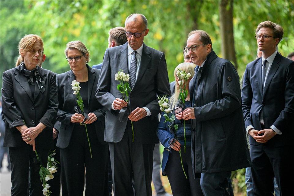 Kanzler Friedrich Merz gedachte am Tatort der Opfer.Annegret Hilse/Reuters Pool via AP/dpa
