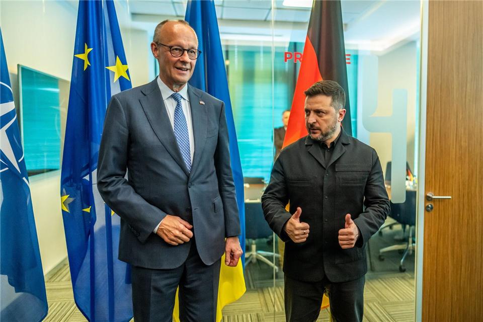Kanzler Friedrich Merz und der ukrainische Präsident Wolodymyr Selenskyj: Der Gipfel soll neue Milliarden-Hilfen für die Ukraine beschließen.Michael Kappeler/dpa