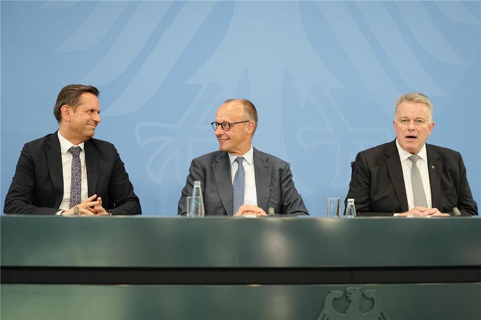 Kanzler Friedrich Merz und die Regierungschefs von Niedersachsen, Olaf Lies (l.), und Rheinland-Pfalz, Gordon Schnieder (r.), stellten die Ergebnisse vor.Kay Nietfeld/dpa