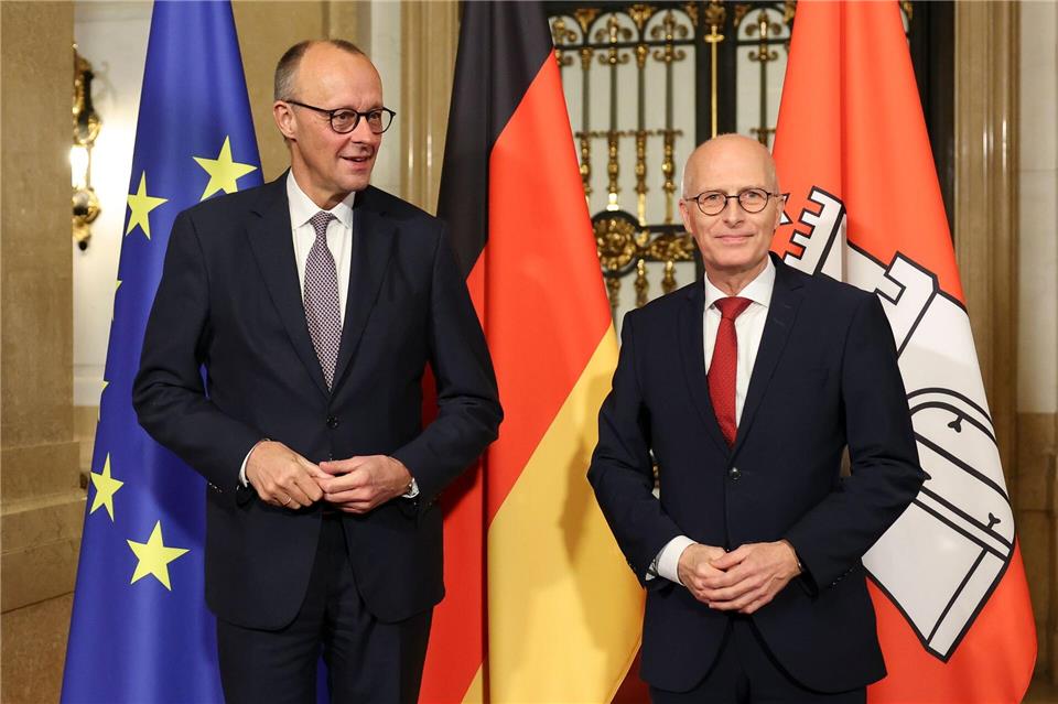 Kanzler Merz Friedrich (l) wird von Hamburgs Bürgermeister Peter Tschentscher (SPD) im Rathaus begrüßt. Christian Charisius/dpa