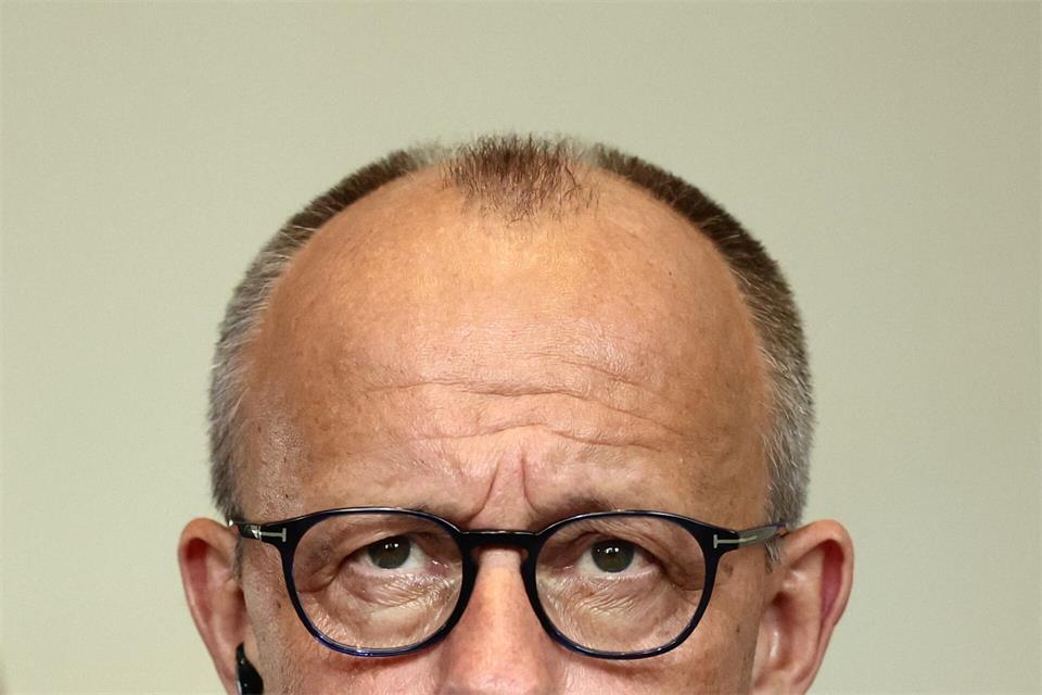 Kanzler Merz blickt in eine ungewisse Zukunft. (Archivbild)Christoph Soeder/dpa