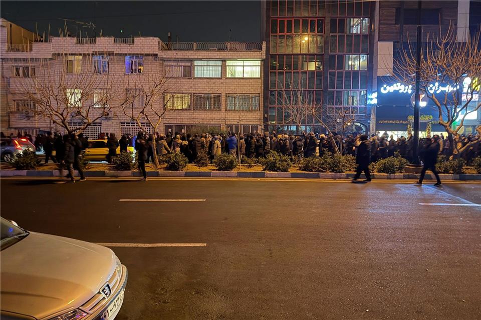 Kanzler Merz geht von einem baldigen Sturz der Regierung im Iran aus. (Archivbild)Uncredited/UGC/AP/dpa