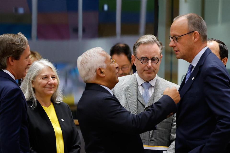 EU erhöht den Druck auf Russland Kanzler Merz hat es beim Gipfel in Brüssel nicht leicht mit seinem Vorstoß für die Nutzung des eingefrorenen russischen Vermögens für die Ukraine.Geert Vanden Wijngaert/AP/dpa