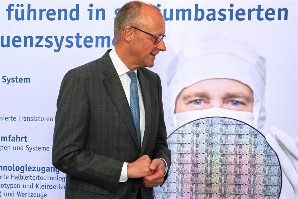 Kanzler Merz informierte sich in Frankfurt (Oder) über Spitzenforschung und Mikrochips.Soeren Stache/dpa