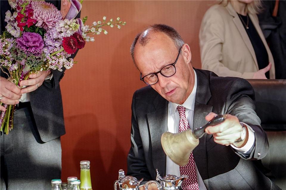 Kanzler Merz läutet die Glocke zur Kabinettssitzung  – und bekommt Glückwünsche zum 70.Kay Nietfeld/dpa