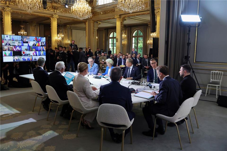 Kanzler Merz nahm per Video an dem Treffen in Paris teil.Ludovic Marin/Pool AFP/AP/dpa