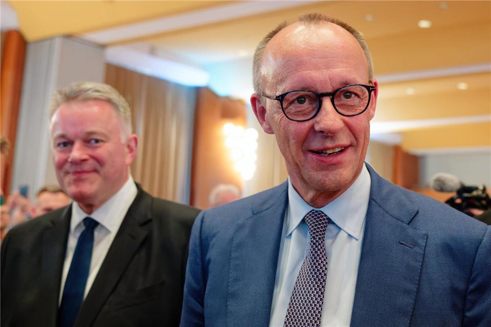 Kanzler Merz (r) reiste zur Unterstützung von Schnieder (l) in die Pfalz.Uwe Anspach/dpa