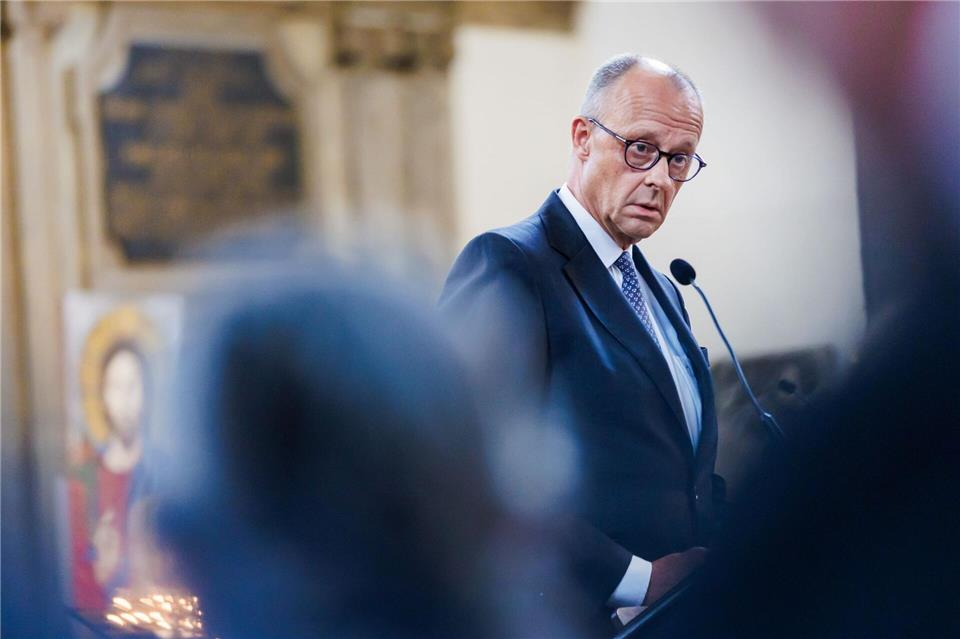 Kanzler Merz sprach vor der Besichtigung des Tatorts bei einer Gedenk-Andacht in der Marienkirche in der Nähe des Alexanderplatzes.Christoph Soeder/dpa