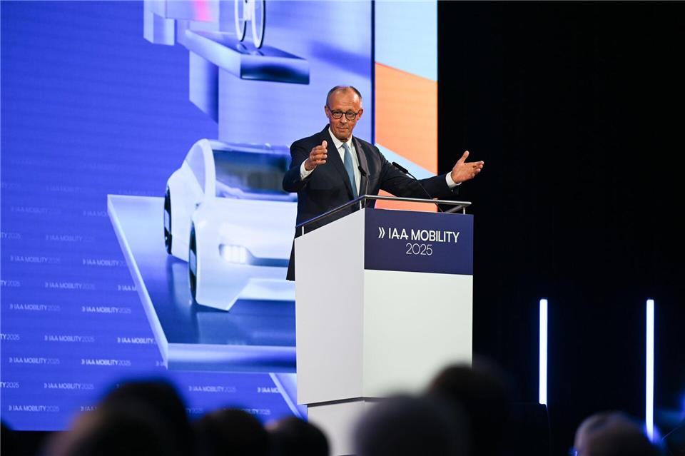 IAA: Schulterschluss gegen das Verbrennerverbot Kanzler Merz spricht bei der IAA-Eröffnung. Sven Hoppe/dpa