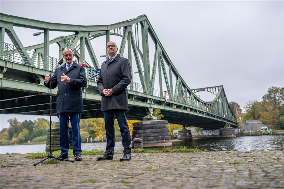 Kanzler Merz traf bei seinem offiziellen Antrittsbesuch in Brandenburg mit Ministerpräsident Dietmar Woidke (SPD) zusammen und machte einen Abstecher zur Glienicker Brücke zwischen Potsdam und Berlin. Michael Kappeler/dpa
