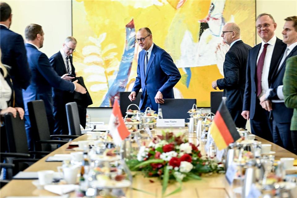 Merz: Vertrauen der Menschen in Politik zurückgewinnen Kanzler Merz trifft auch die brandenburgische Landesregierung aus SPD und BSW in Potsdam. Britta Pedersen/dpa