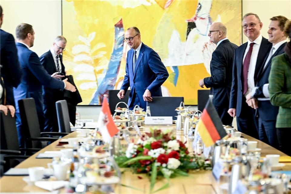 Kanzler Merz will Vertrauen bei Bürgern zurückgewinnen Kanzler Merz trifft bei einer gemeinsamen Kabinettssitzung von SPD und BSW in Brandenburg auf die Ministerinnen und Minister der Landesregierung. Britta Pedersen/dpa