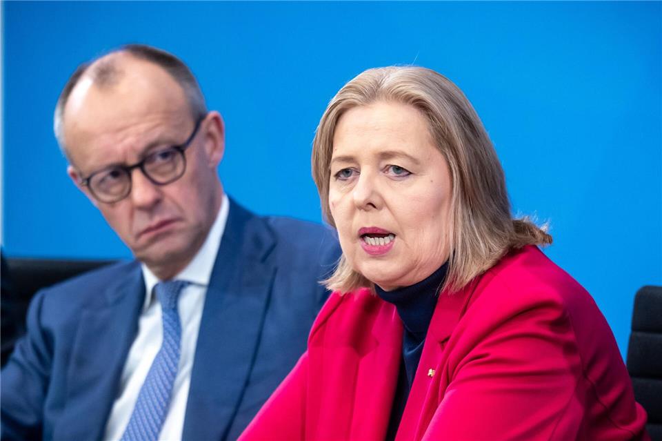 Kanzler Merz und Arbeitsministerin Bas bekommen am Dienstag den Rentenbericht.Michael Kappeler/dpa
